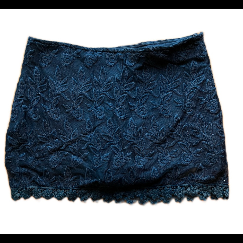 Black and Flower Embroidered Skirt/skirts